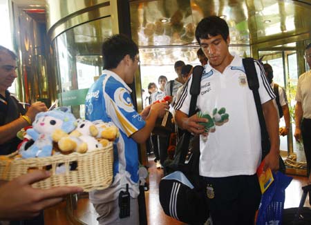  Volunteers present toys of Beijing Olympic mascot Fuwa to Argentinian Olympic men's football team members upon their arrival at a hotel in Olympic co-host city Shanghai, east China, July 31, 2008.