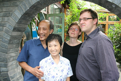Host and hostess of the courtyard Jing Jichang (L1) and his wife Wang Zhixi(L2) pose with Berlin visitors Peter Voigt(R1) and his girlfriend Simone Teuber (R2) on July 30, 2008. [CRIENGLISH.com]