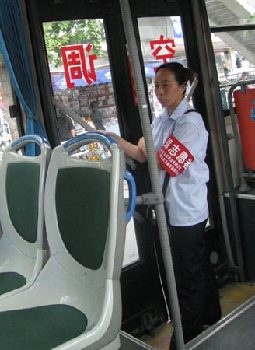北京公交8月1日起实行安检 售票员也是志愿者