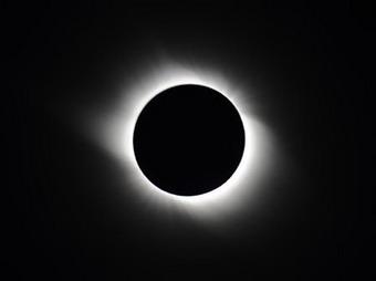 Photo taken at 7:15 pm (1115 GMT) on Aug. 1, 2008 shows the total solar eclipse at an observation station in Jinta County of Jiuquan City, northwest China&apos;s Gansu Province. The total solar eclipse, the first that can be viewed in China in the new century, occured on Friday.(Xinhua/Han Chuanhao)