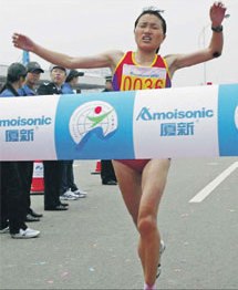 Zhou Chunxiu passes the finishing line as she wins the Xiamen Marathon in 2003. [China Daily] 