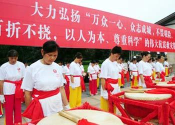 People pay a silent tribute to the victims of the May 12 earthquake hitting southwest and northwest China before the start of the Beijing 2008 Olympic Games torch relay in Guang'an City, southwest China's Sichuan Province, August 3, 2008. [Xinhua] 