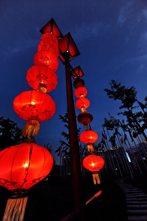  Chinese style red lanterns enlighted the night of the Olympic Village in Beijing, China, August 1, 2008. (Xinhua/Zhang Guojun) 