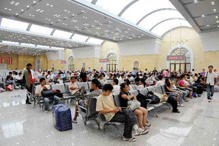 Passengers wait for trains at the country's largest underground railway waiting room in Qingdao Railway Station which reopened on Friday, August 1, 2008. [Xinhua] 