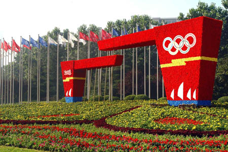 Photo taken on Aug. 3, 2008 shows the flower artwork "Olympic triumphal arch" at Fuzhou road of Olympic co-host city Qingdao, in east China