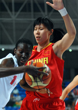 Chen Nan (R), center of the China women's basketball team, blocks her rival during the FIBA Diamond Ball for Women against Mali in Haining, a city of east China's Zhejiang Province, Aug. 2, 2008. (Xinhua/Huang Shengang)