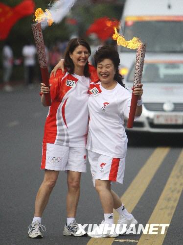 Chinese and foreign torchbearers share the exiciting moments during the torch relay in Leshan, Sichuan Province August 4. 