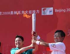 Olympic torch making its way through Tianjin