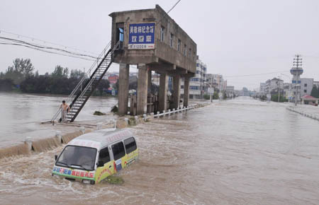 Photo taken on August 2, 2008 shows the flooded area in Chuzhou City in central China's Anhui province. Caused by tropical storm Fung Wong, heavy rainfalls triggered floods in large areas of Chuzhou City on August 1 and August 2, demaging roads, bridges, river banks and power facilities.(Xinhua) 