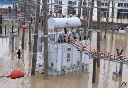 Photo taken on August 2, 2008 shows a transformer substation surrounded by floods in Chuzhou City in east China's Anhui province. Caused by tropical storm Fung Wong, heavy rainfalls triggered floods in large areas of Chuzhou City on August 1 and August 2, demaging roads, bridges, river banks and power facilities.(Xinhua)