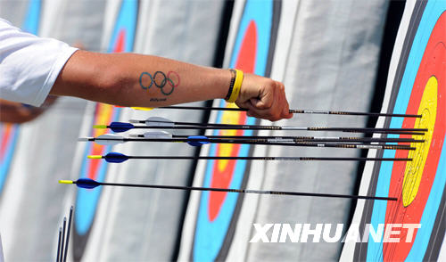 US archer Brady Ellison is examing his performance in a training on August 2 [Xinhua]