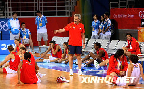 Head coach of the Spanish women&apos;s basketball team is instructing his team during a pre-Olympic practice in Wukesong Basketball stadium. [Xinhua]