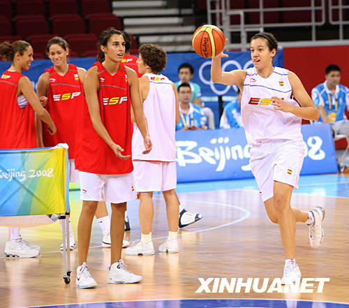 Spanish women basketball players are conducting a routine lay-up practice. [Xinhua]