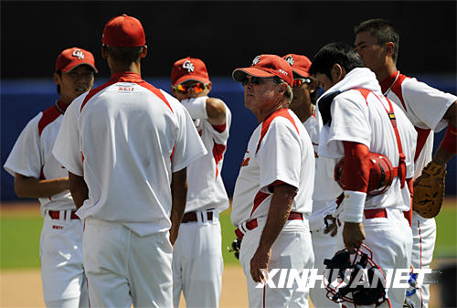 Head coach James of Chinese baseball team is instructing his men during a venue adaptation training in Beijing Wukesong baseball field on August 2. [Xinhua]