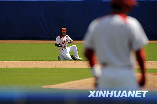 Baseballers are making preparation for the training. [Xinhua]