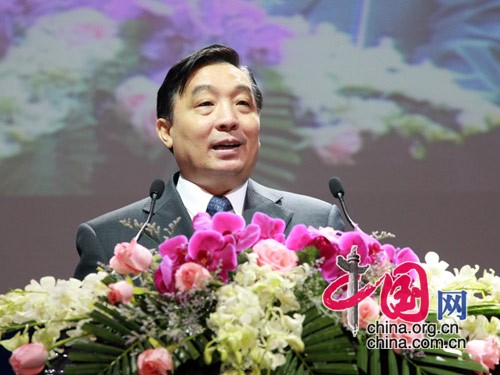 Mr. Wang Chen, minister of the State Council Information Office and director of the congress organizing committee address the opening ceremony.