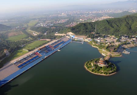 The aerial photo taken on August 2, 2008 shows the Ming Tomb Reservoir in Beijing, China. The triathlon competition of the Beijing 2008 Olympic Games will be held there. (Xinhua/Guo Dayue)