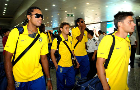 Brazilian footballers arrive at Shenyang Taoxian International Airport in Shenyang, capital of northeast China's Liaoning Province, Aug. 2, 2008. Brazilian Men's Olympic football team arrived Olympics co-host city of Shenyang on Saturday. (Xinhua/Xie Huanchi) 