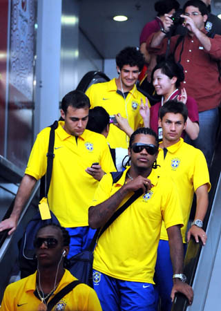 Brazilian footballers arrive at Shenyang Taoxian International Airport in Shenyang, capital of northeast China's Liaoning Province, Aug. 2, 2008. Brazilian Men's Olympic football team arrived Olympics co-host city of Shenyang on Saturday. (Xinhua/Xie Huanchi)