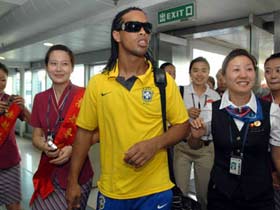 Ronaldinho arrives at Shenyang for Olympics