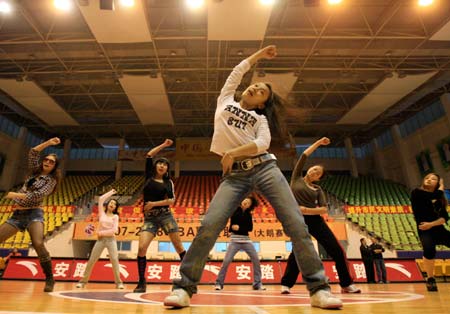 Members of “Dance Fashion” cheering squad train before a match of Guangdong Hongyuan basketball team in Guangzhou, capital of south China’s Guangdong Province, Dec. 2007. 