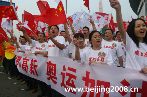  Local residents welcome the Olympic flame with cheers in Chengdu, Sichuan Province, August 5.