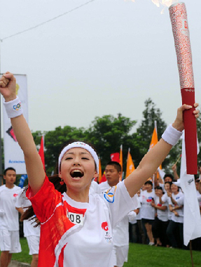 Photo: Zhang Liangying holds up the torch