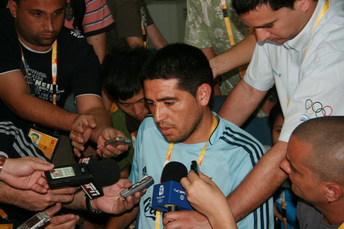 Riquelme is answering questions from reporters on August 5.