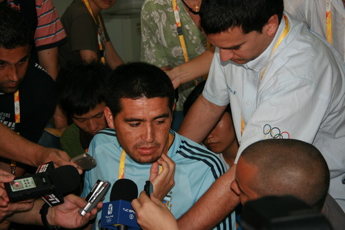 Riquelme is answering questions from reporters on August 5. 