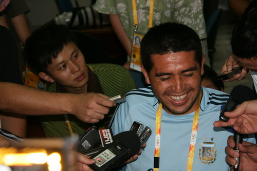 Riquelme is answering questions from reporters on August 5. 