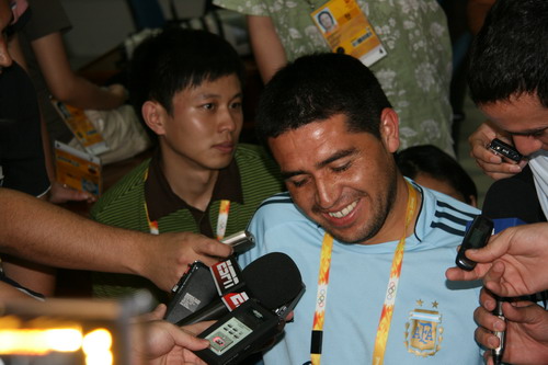 Riquelme is answering questions from reporters on August 5. 