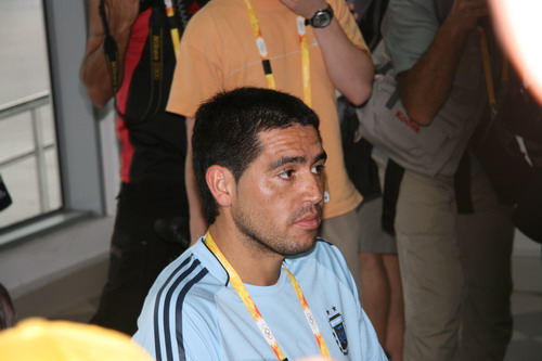 Riquelme is answering questions from reporters on August 5. 