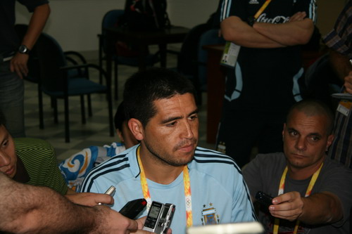 Riquelme is answering questions from reporters on August 5. 