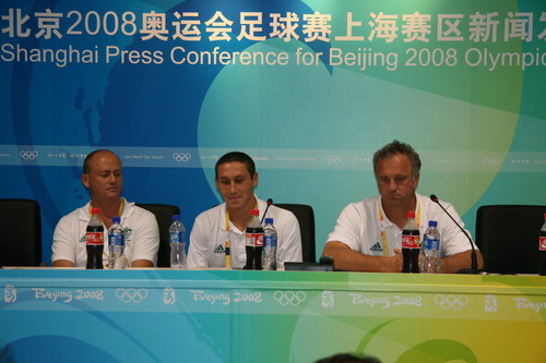 Head coach Arnold and captain Mark of Australian Olympic soccer team are answering questions at the press conference on Tuesday evening. [Xiang Bin/China.org.cn]