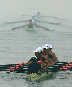 A Romania six get ready for a training run at Shunyi Olympic Rowing & Canoeing Park on August 4, 2008. The Olympic rowing competition will take place on August 9, 2008 at the Park. [Xinhua]
