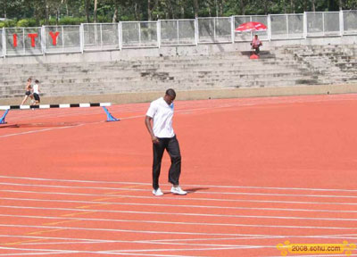 One of hurdler Liu xiang's rivals, David Oliver, attracted the attention of the media during his first training session in Dalian , August 2nd. He was in a good mood and confident that he could beat Liu Xiang. [www.sohu.com] 