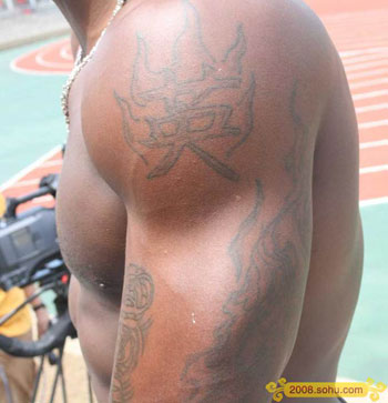 American Hurdler David Oliver's Chinese tattoo on his arm says 'ying'. He was in good shape and positive about his chances against China’s Liu Xiang. [www.sohu.com] 