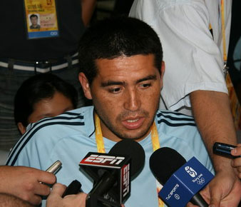 Riquelme answering questions from reporters