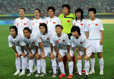 Chinese women's football players pose for photos before the Beijing Olympic Games women's football Group E first round match against Sweden in Tianjin, Olympic co-host city in north China, Aug. 6, 2008. 