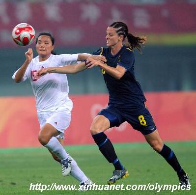 Zhou Gaoping (L) of China vies with Solveig Gulbrandsen of Sweden during the Beijing Olympic Games women's football Group E first round match in Tianjin, Olympic co-host city in north China, Aug. 6, 2008. [Yang Zongyou/Xinhua]