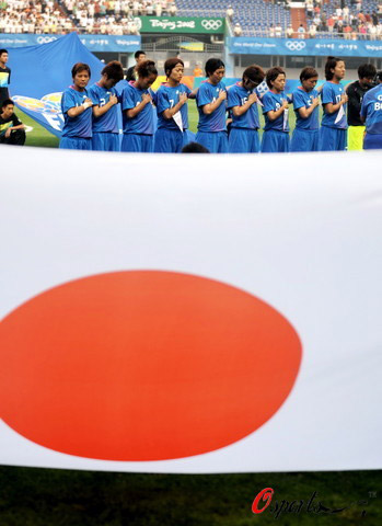 Japanese national flag and Olympic team in the first round of Olympic women football game in Qinhuangdao, north China's Hebei province on August 6, 2008.(