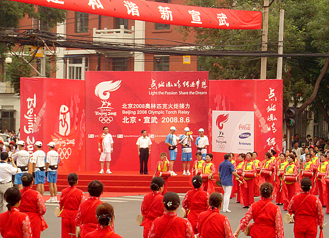 The Olympic flame arrives at Xuanwu District, Beijing on Wednesday afternoon. Tens of thousands of people gather at the junction of Baiguang Street and Zaolinqian Street, where the torch relay begins in the district. The flame will travel through the Olympic host city for three days, carried by a total of 841 torch bearers. This is the first day of the final leg. [China.org.cn] 