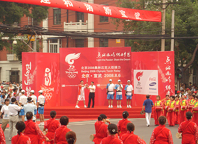 Wang Gang, head of the Xuanwu District Government, takes the torch - the first of 20 bearers during the relay in the district. [China.org.cn] 