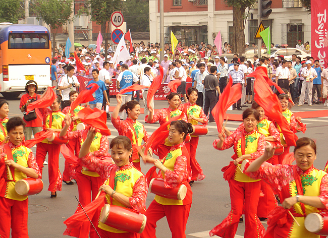 A folk dance performance was held before the start of the torch relay in Xuanwu District on Wednesday afternoon. [China.org.cn]