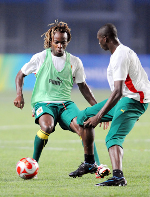 Players of Cameroonian Olympic football team practise during a training session in Qinhuangdao, Olympic co-host city in north China's Hebei Province, Aug. 5, 2008. 