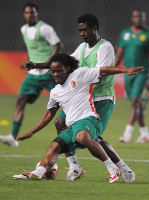  Players of Cameroonian Olympic football team practise during a training session in Qinhuangdao, Olympic co-host city in north China's Hebei Province, Aug. 5, 2008. 