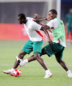 Players of Cameroonian Olympic football team practise during a training session in Qinhuangdao, Olympic co-host city in north China's Hebei Province, Aug. 5, 2008. 