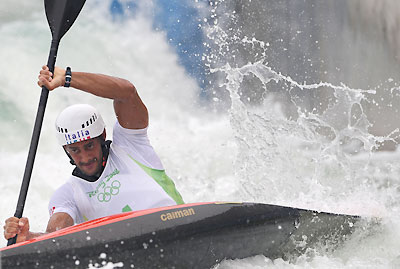 An Italian Canoeist makes himself a hero in the waves. [Xinhua] 