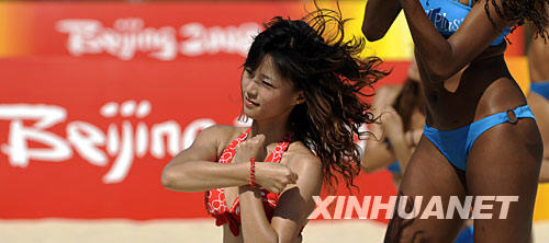 Photo shows beach volleyball babies rehearse for the coming Olympics in Chaoyang Park, Beijing, on Aug. 2, 2008. [Xinhua] 
