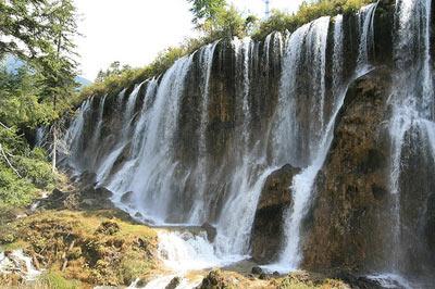 Famous tourist attractions in Sichuan Province,such as Jiuzhaigou and Huanglong, are once again receiving visitors. 